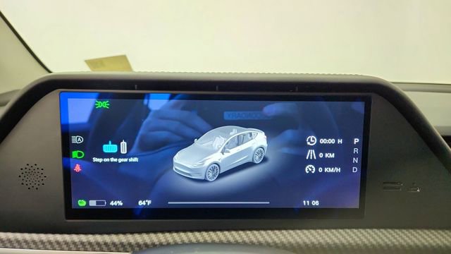 Used 2025 Tesla Model Y Performance image 37