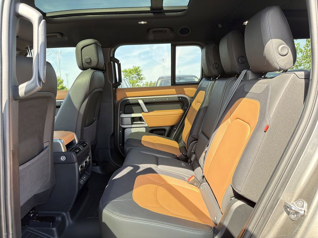 Used 2023 Land Rover Defender 130 X-Dynamic SE image 5