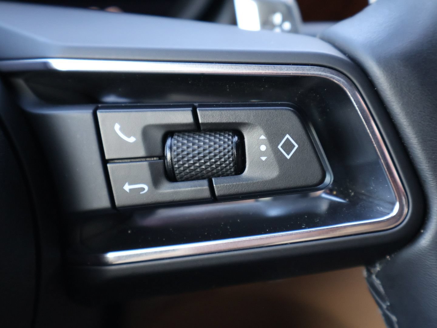 Certified 2023 Porsche Macan S AWD/4WD image 18