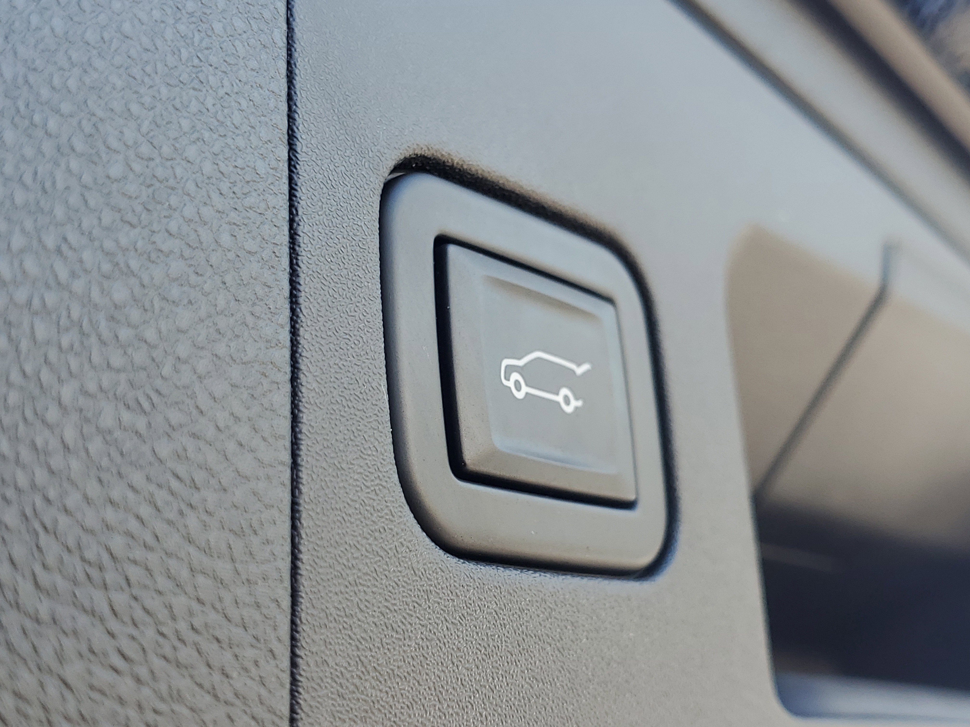 Used 2023 Cadillac XT4 Luxury w/ Cold Weather Package image 9