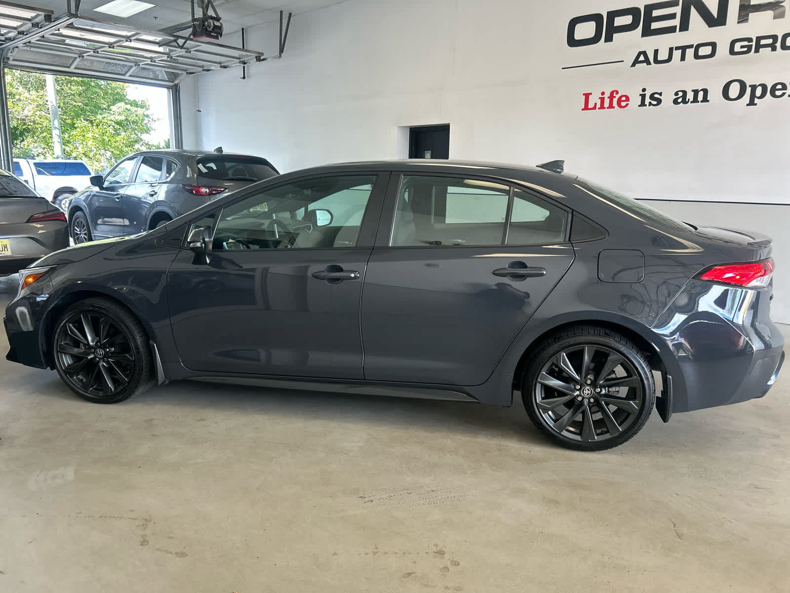 Used 2025 Toyota Corolla SE w/ SE Premium Package FWD image 3