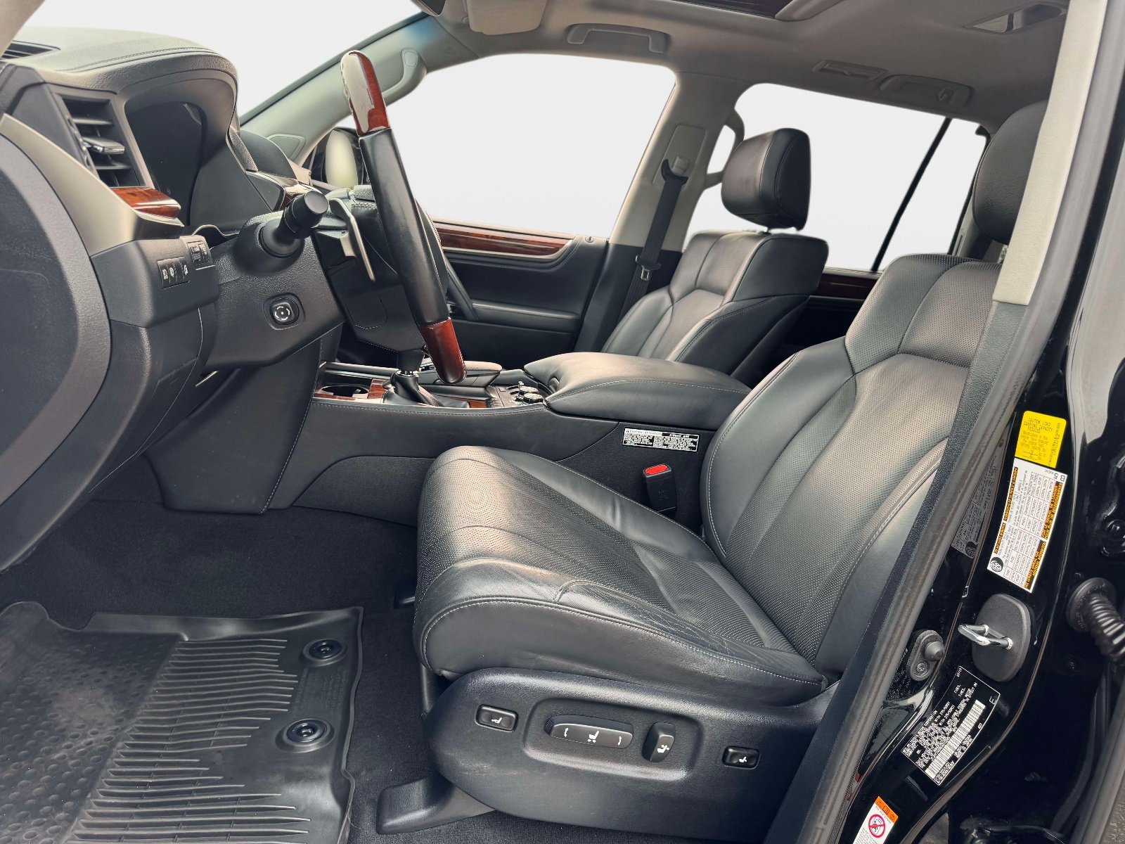 Used 2019 Lexus LX 570 4WD w/ Luxury Package image 14