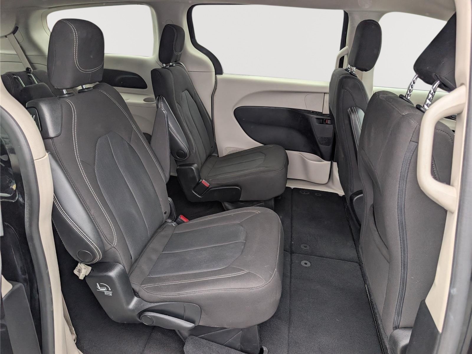 Used 2023 Chrysler Voyager LX FWD image 11