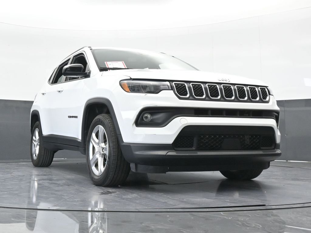 Used 2023 Jeep Compass Latitude image 27