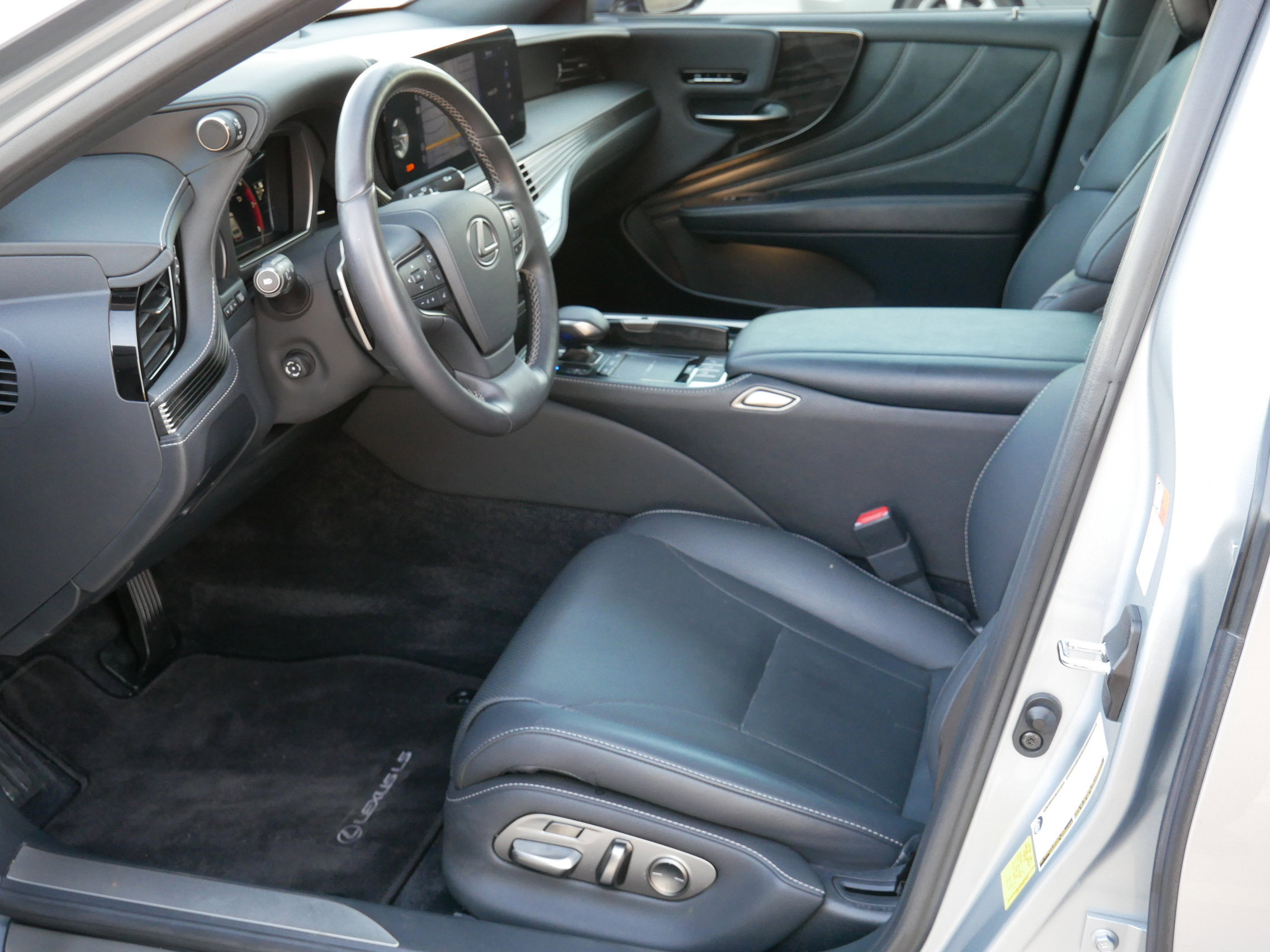 Used 2022 Lexus LS 500 image 4