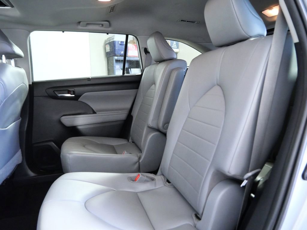 Used 2020 Toyota Highlander XLE image 15