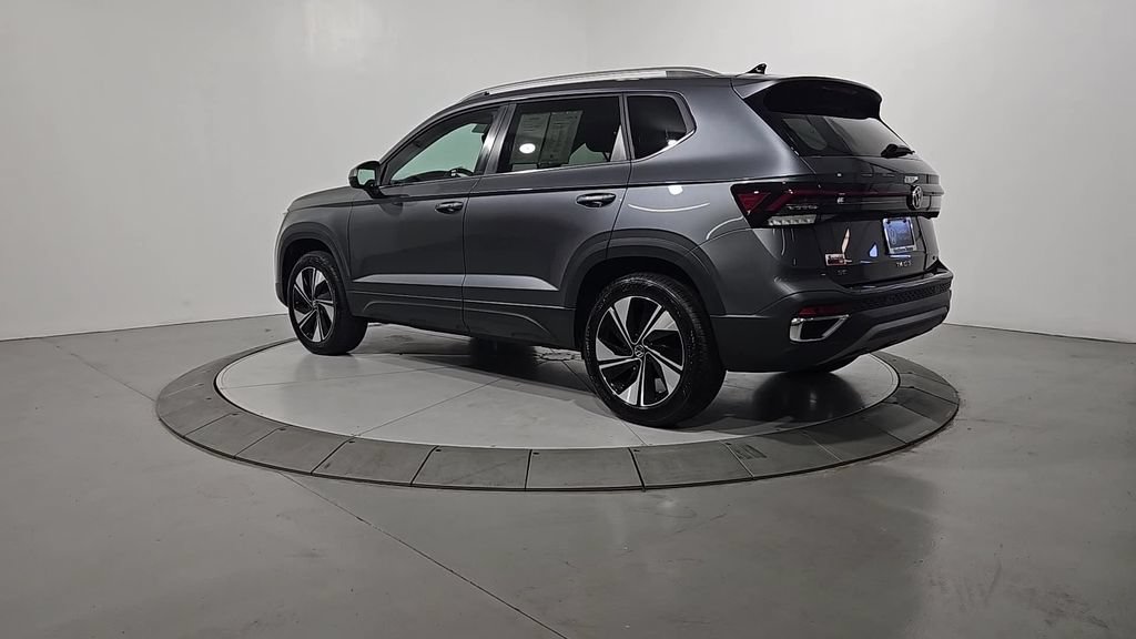 Used 2025 Volkswagen Taos SE w/ Panoramic Sunroof Package AWD/4WD image 3