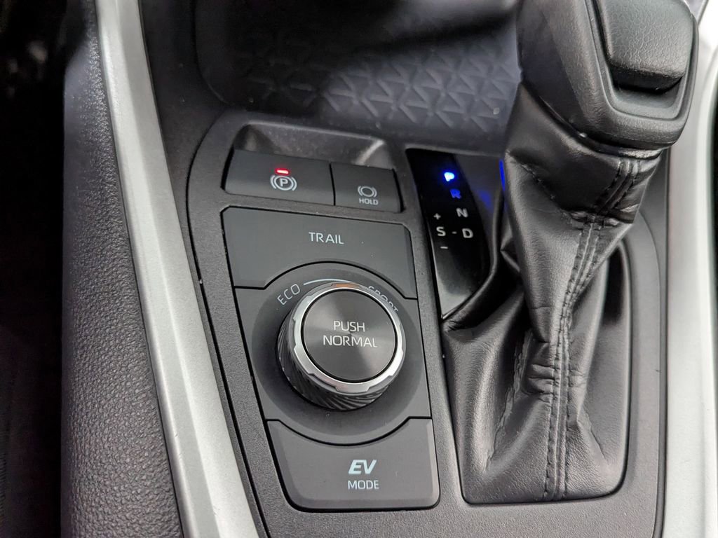 Used 2025 Toyota RAV4 LE image 28