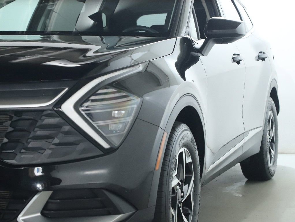 Used 2025 Kia Sportage LX AWD/4WD image 5