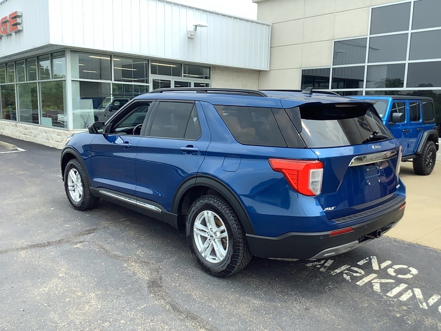 Used 2022 Ford Explorer XLT w/ Equipment Group 202A AWD/4WD image 6