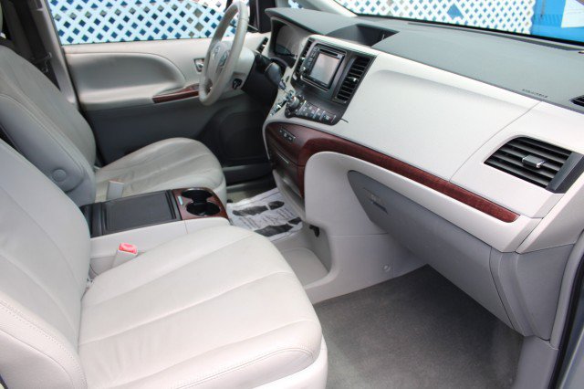 Used 2013 Toyota Sienna XLE FWD image 6