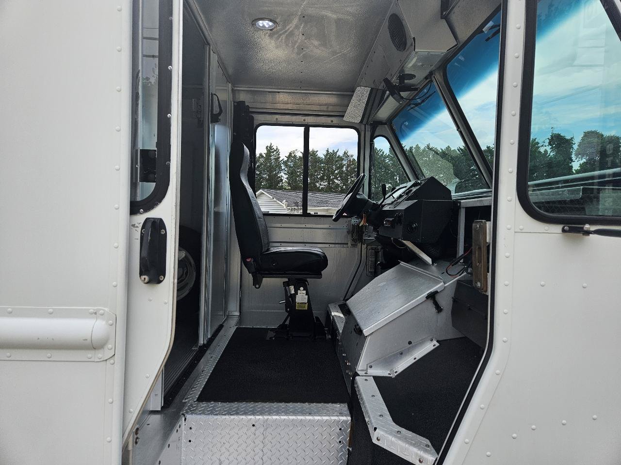 Used 2015 Ford E-350 and Econoline 350 Super Duty w/ A/C Prep Package RWD image 22