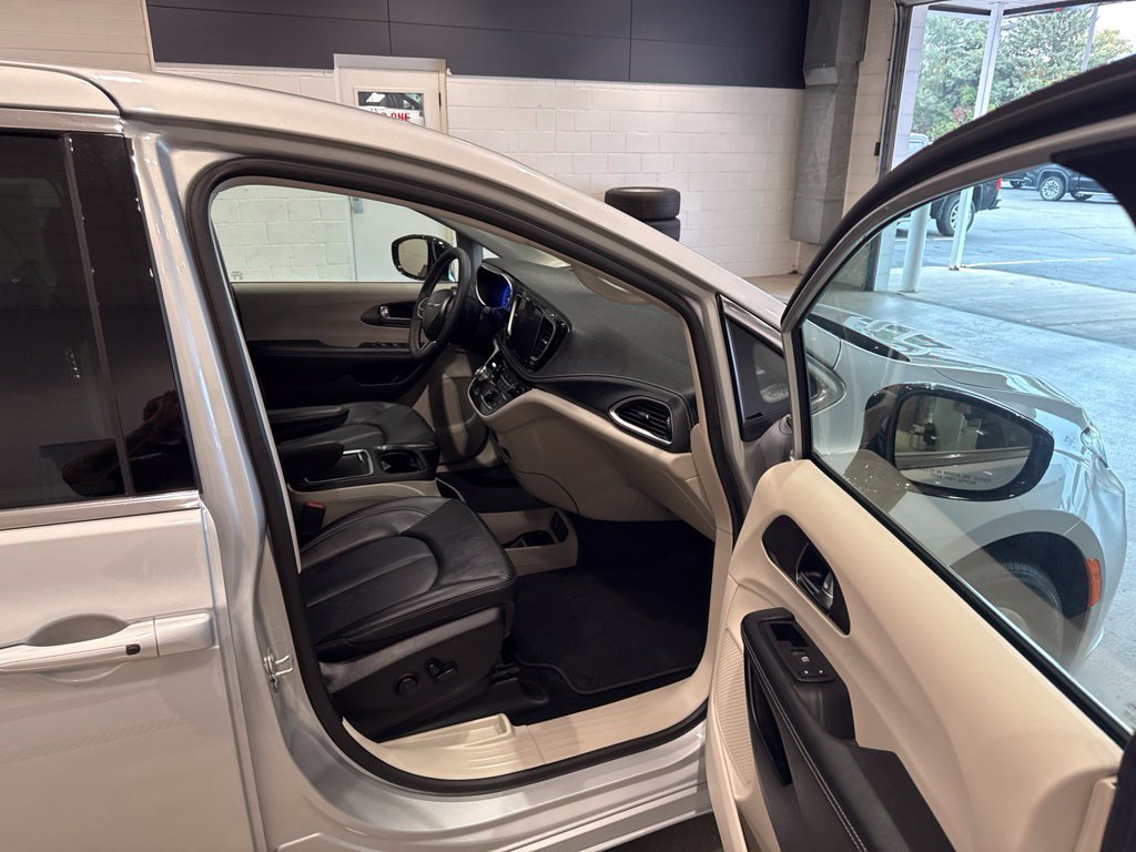 Used 2024 Chrysler Pacifica Touring-L w/ Uconnect Theater Family Group FWD image 12