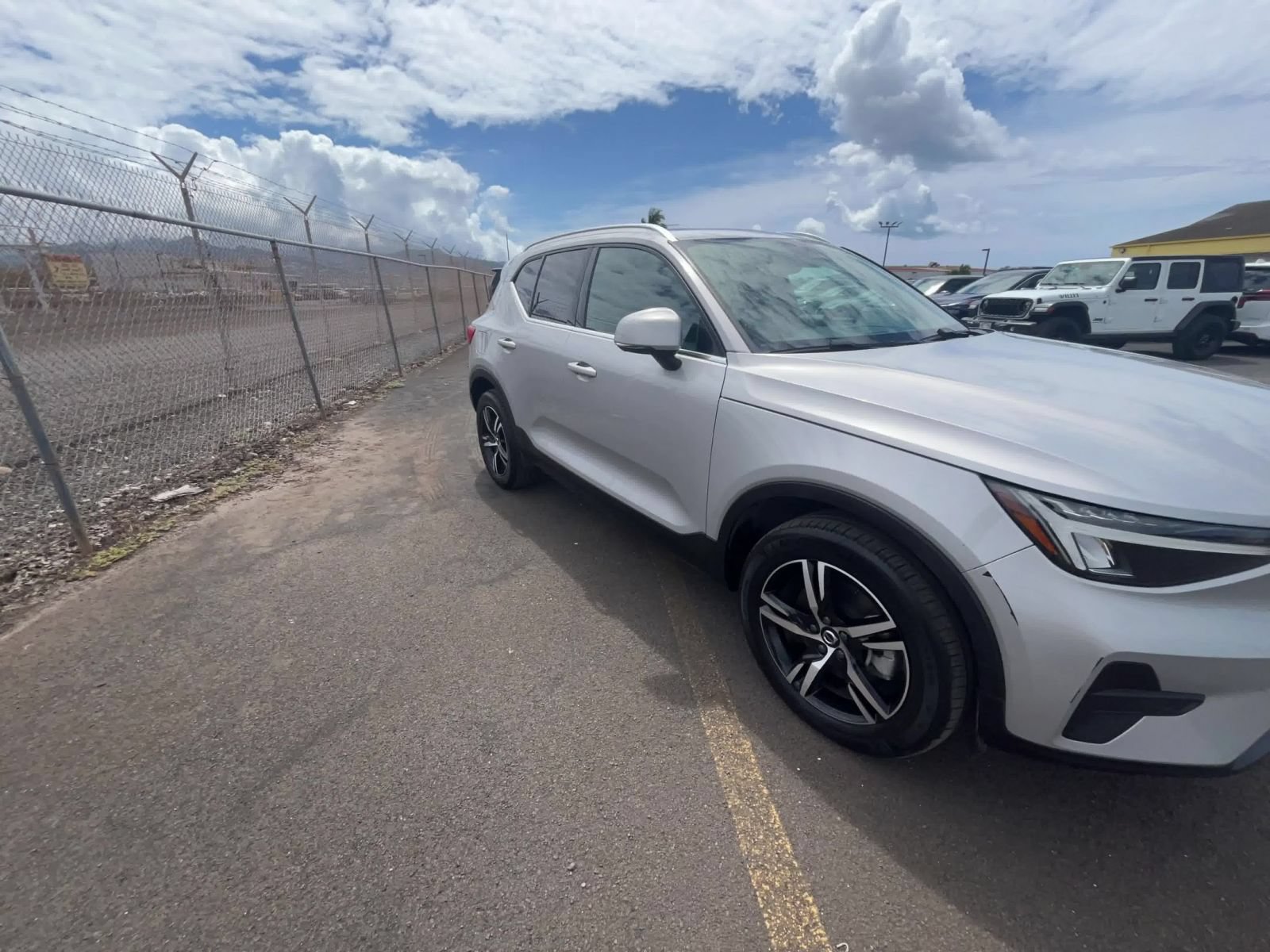 Used 2024 Volvo XC40 B5 Core AWD/4WD image 3