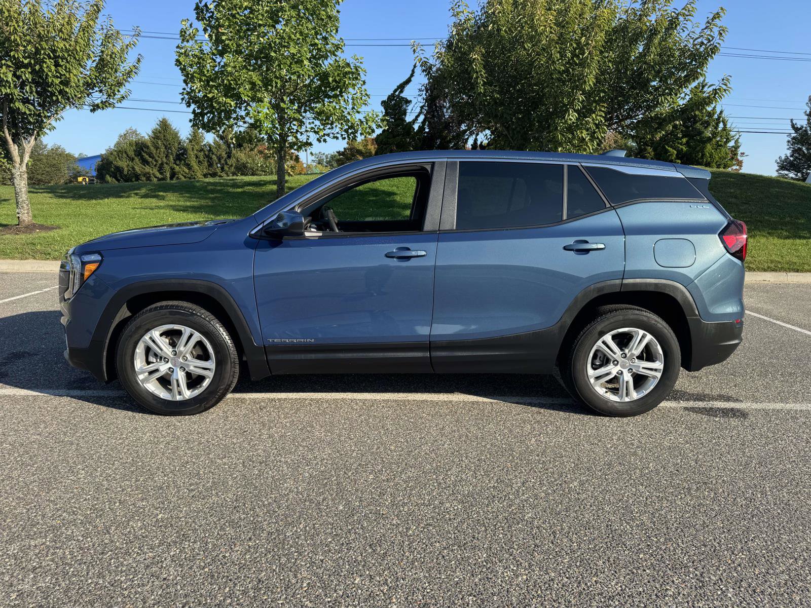 Used 2024 GMC Terrain SLE image 3