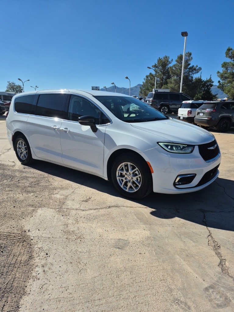 Certified 2024 Chrysler Pacifica Touring-L image 3