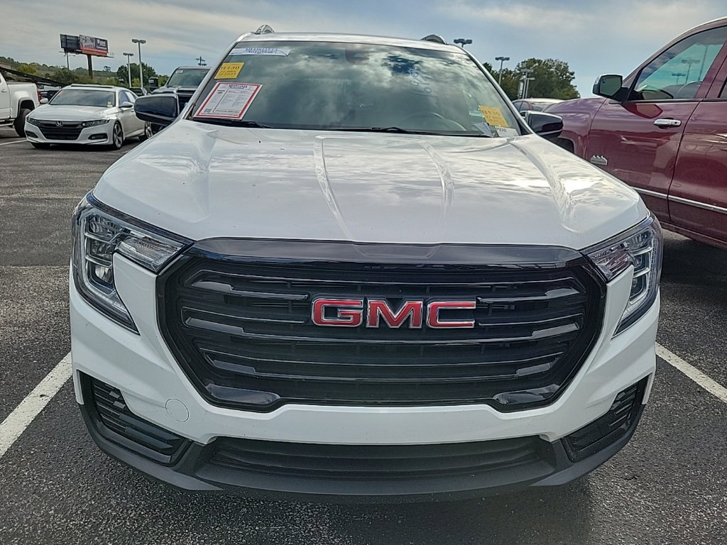 Used 2023 GMC Terrain SLE w/ Driver Convenience Package FWD image 2