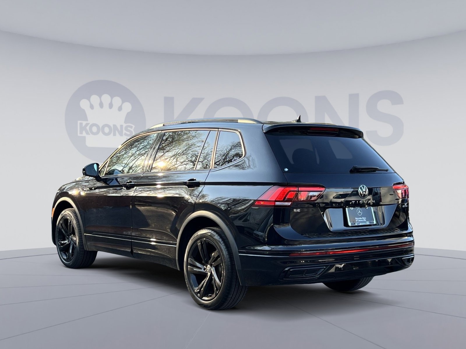 Used 2023 Volkswagen Tiguan SE R-Line AWD/4WD image 4