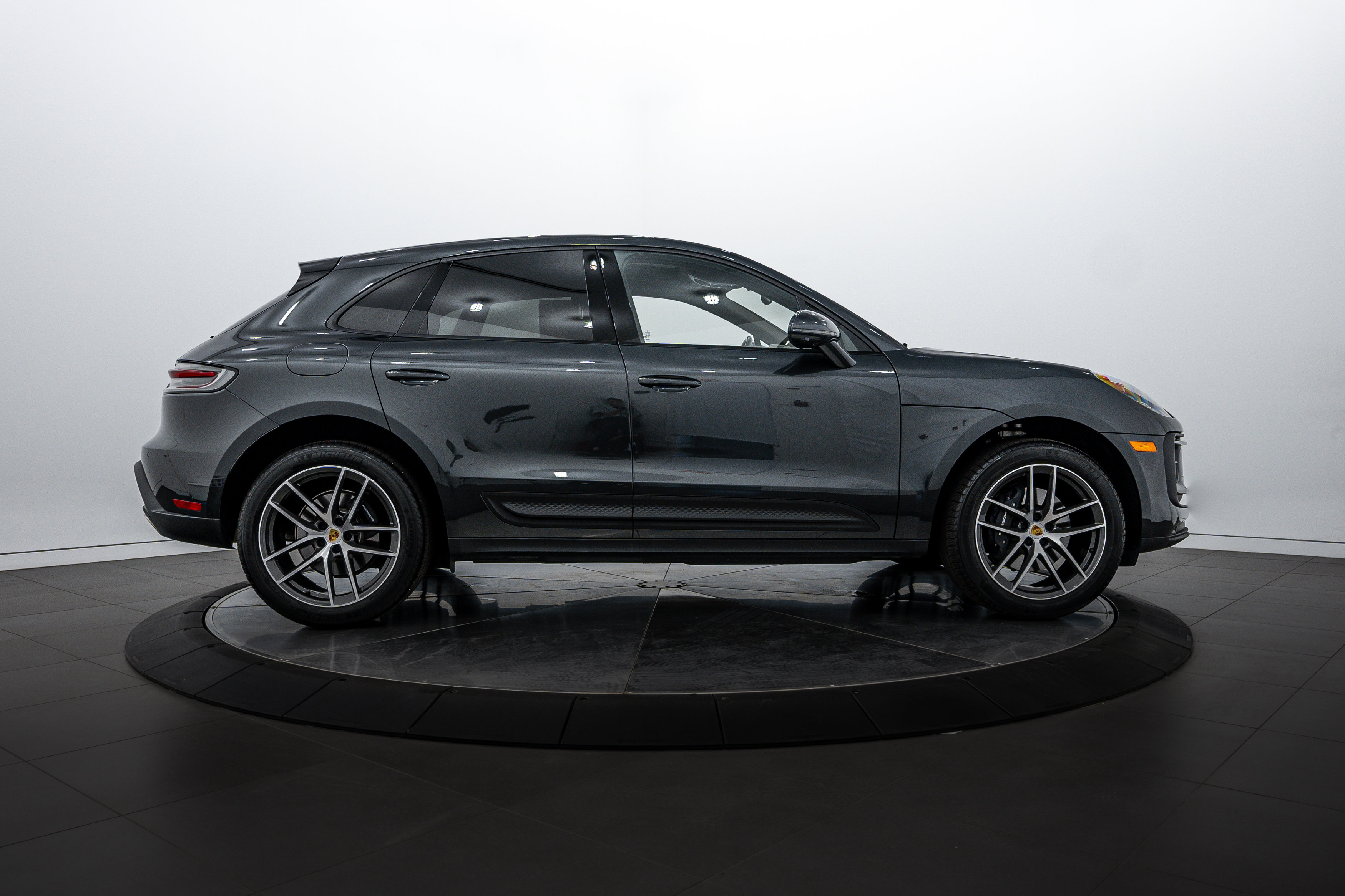 Certified 2025 Porsche Macan image 8