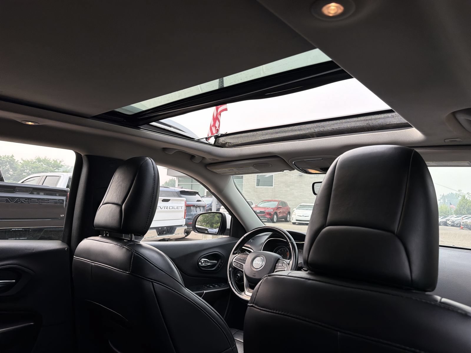 Used 2019 Jeep Cherokee Limited AWD/4WD image 23