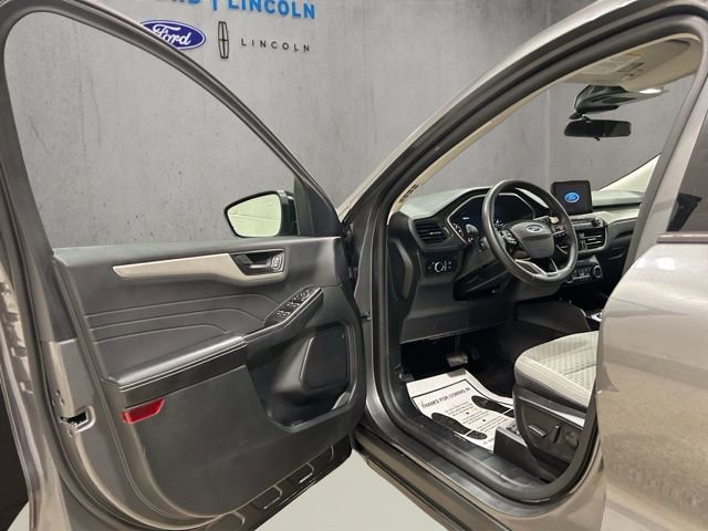 Used 2022 Ford Escape SE w/ SE Sport Appearance Package image 10