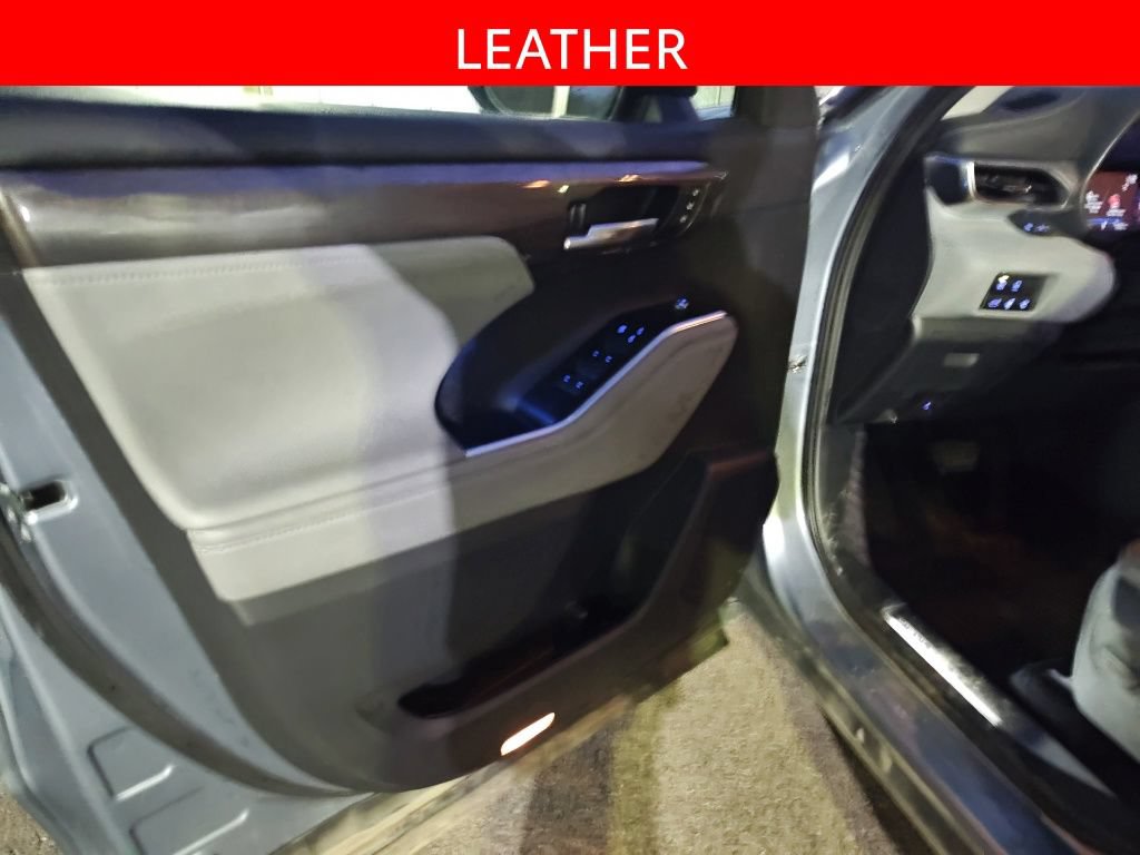 Used 2022 Toyota Highlander Platinum AWD/4WD image 5