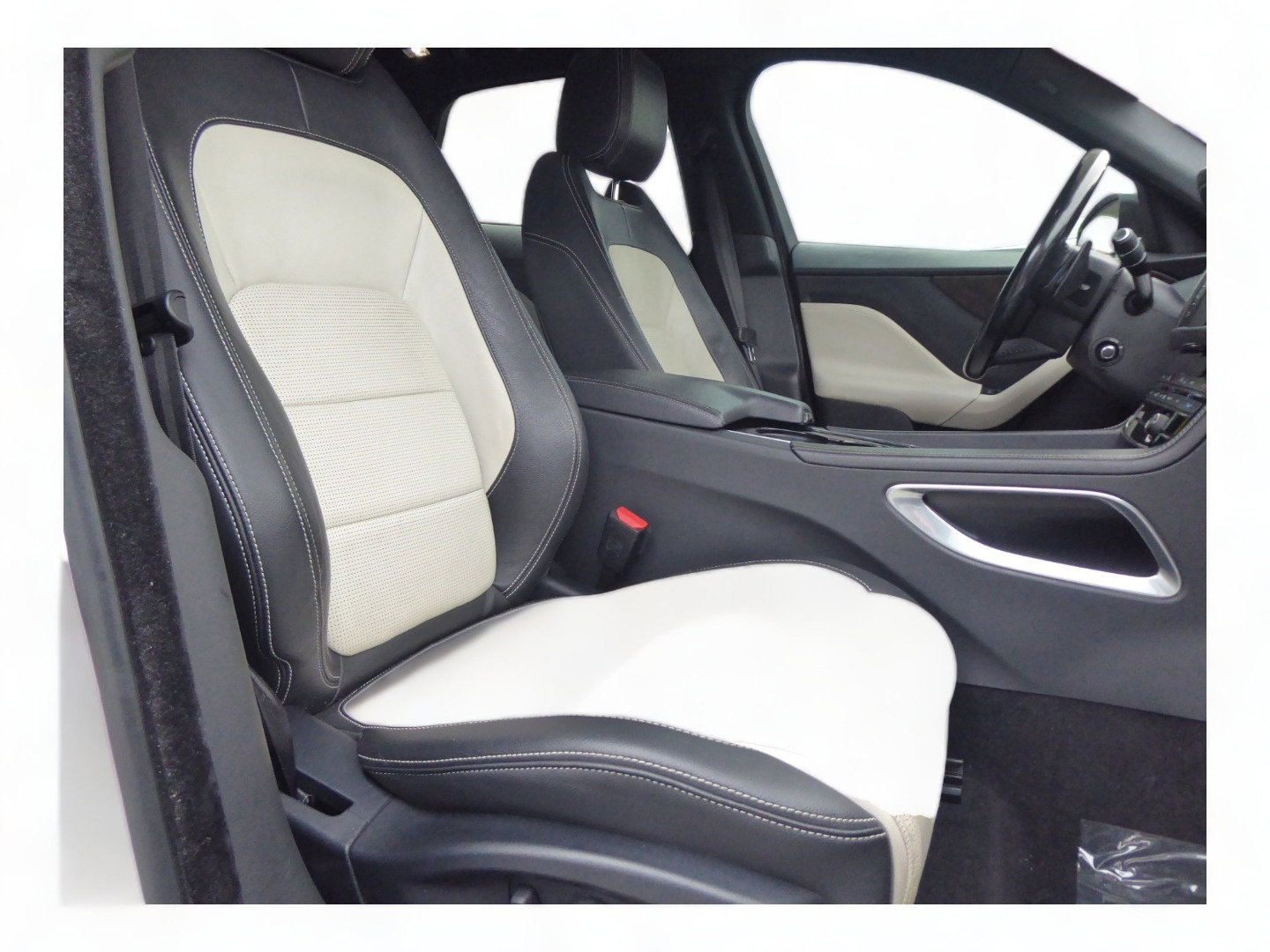 Used 2017 Jaguar F-PACE R-Sport image 17