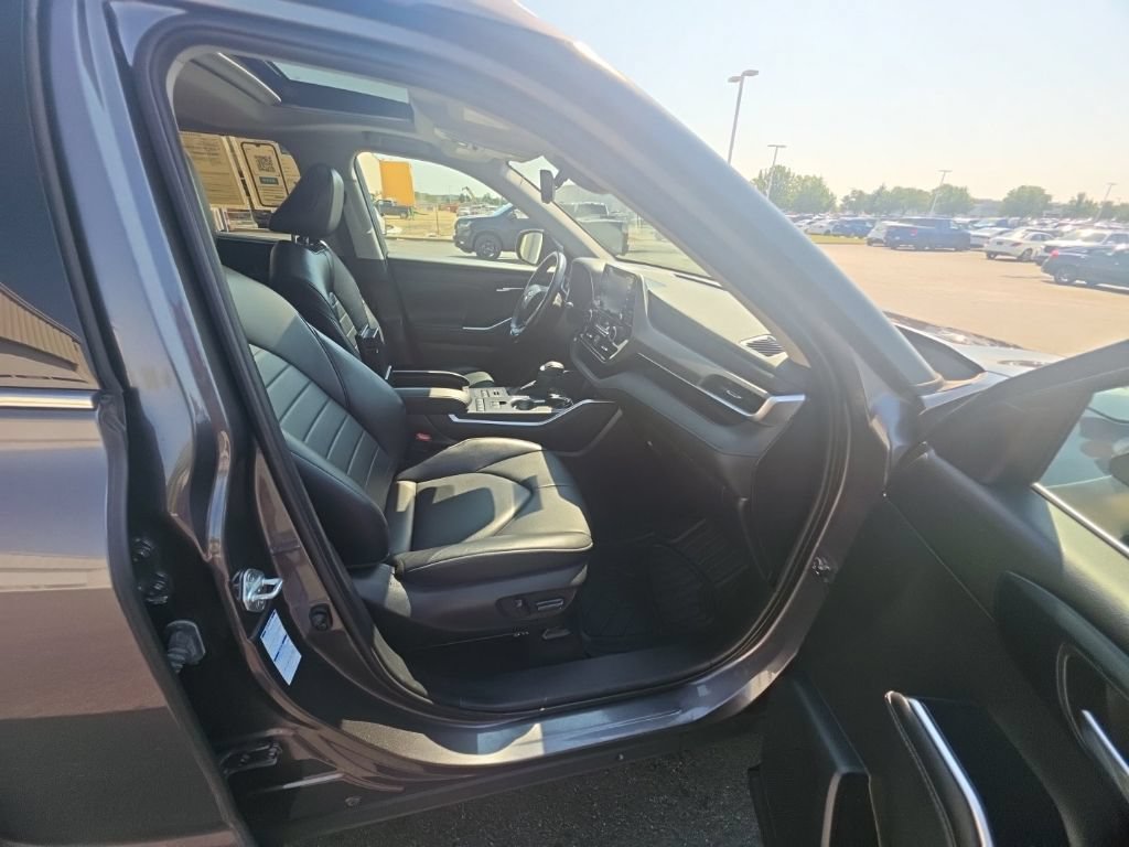 Used 2022 Toyota Highlander XLE AWD/4WD image 33