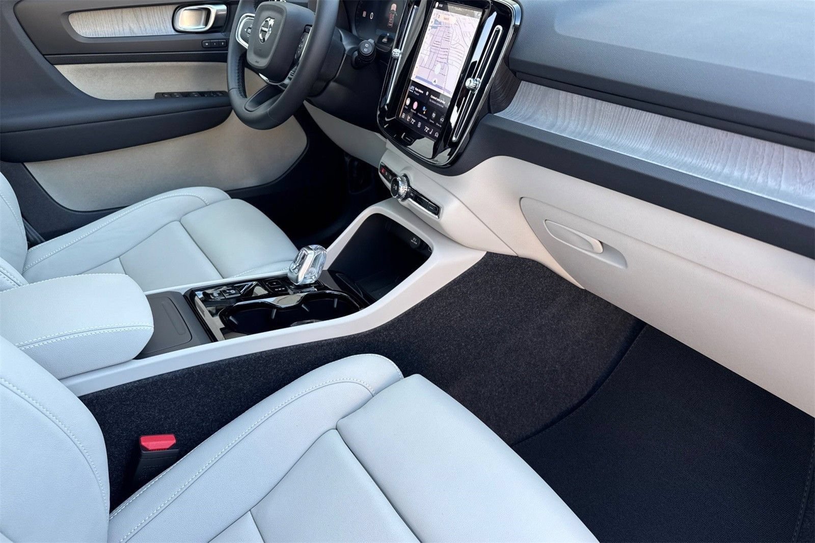 New 2026 Volvo XC40 B5 Plus w/ Protection Package Premier AWD/4WD image 17