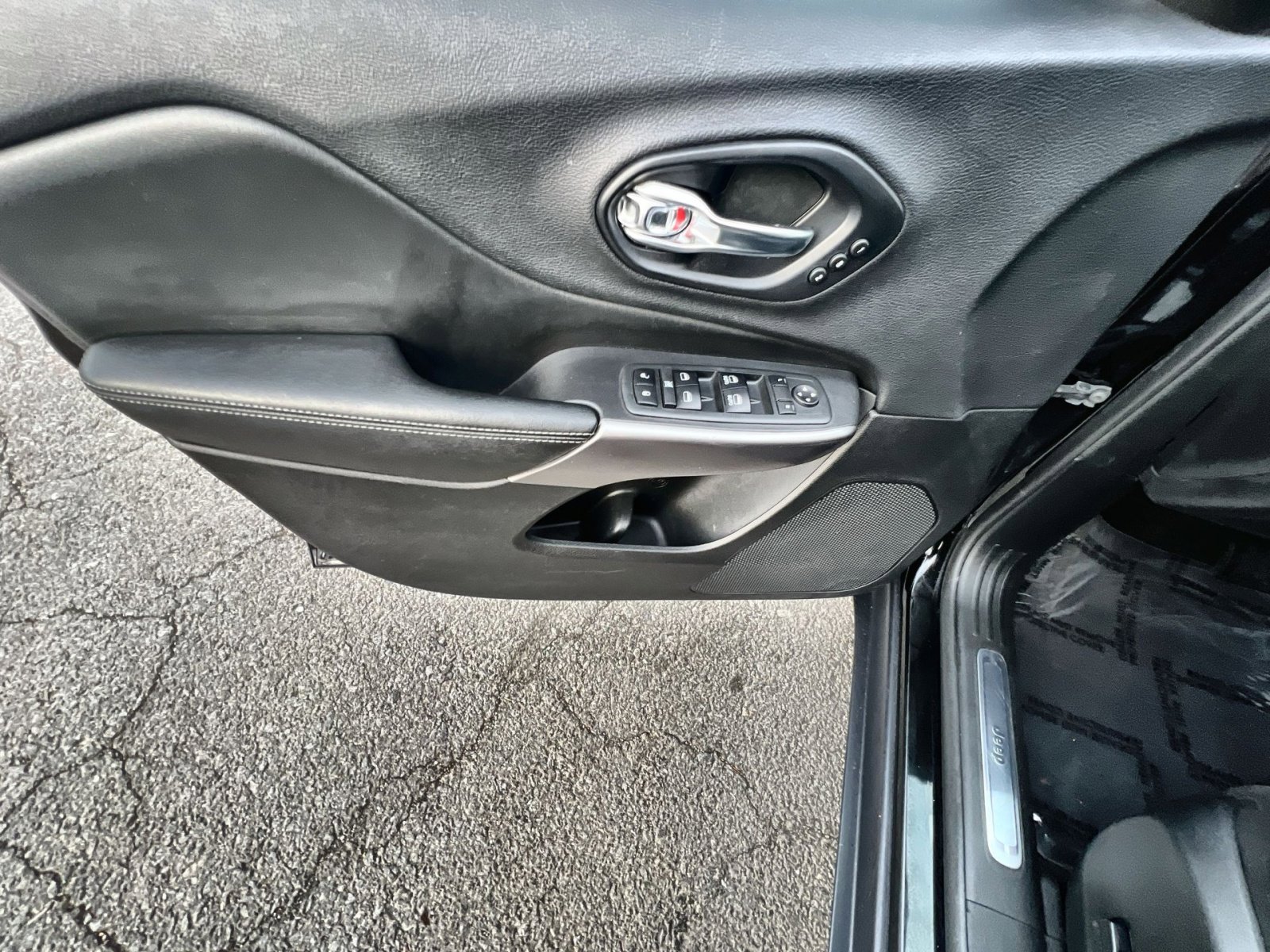 Used 2019 Jeep Cherokee Limited image 15