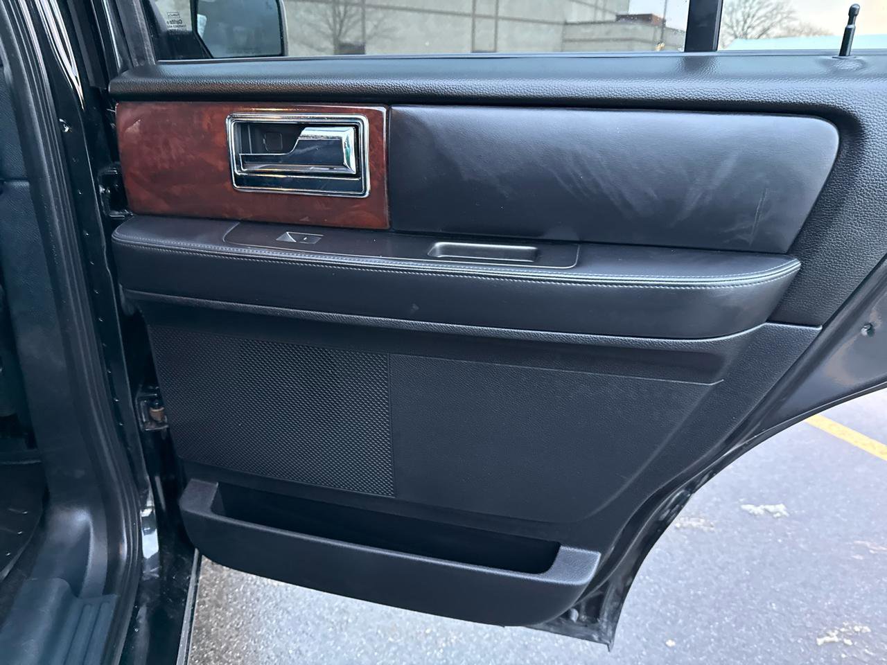 Used 2015 Lincoln Navigator 4WD 4dr image 28