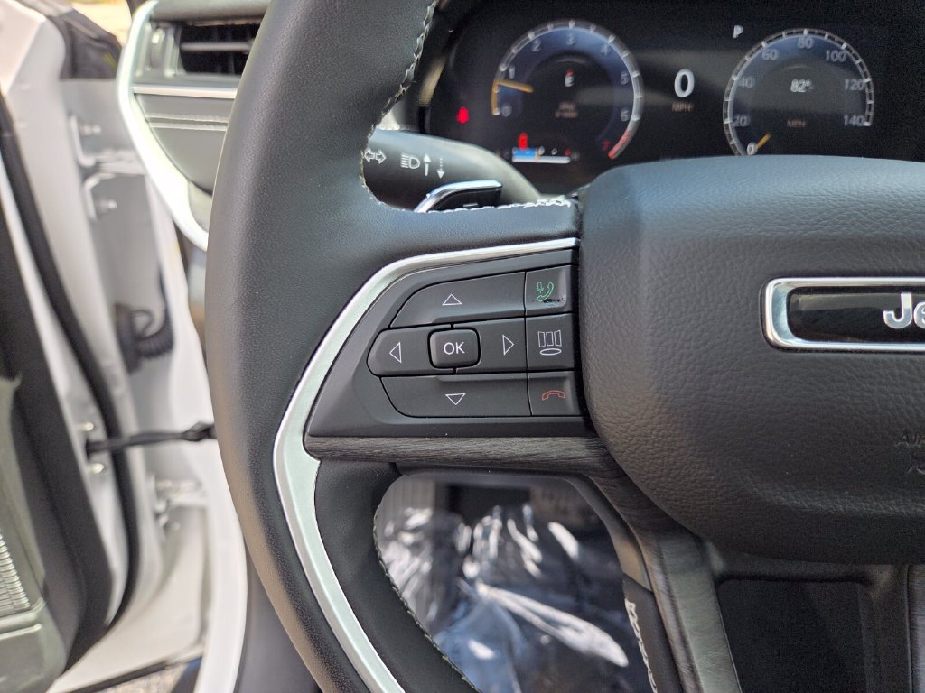 Used 2025 Jeep Grand Cherokee Limited AWD/4WD image 34