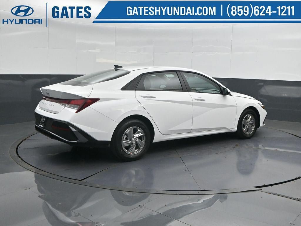 New 2026 Hyundai Elantra SE FWD image 2