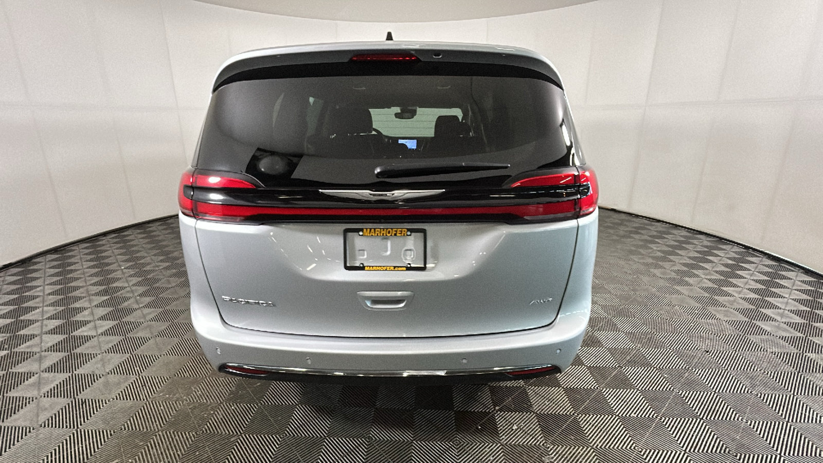 Used 2024 Chrysler Pacifica Touring-L AWD/4WD image 4