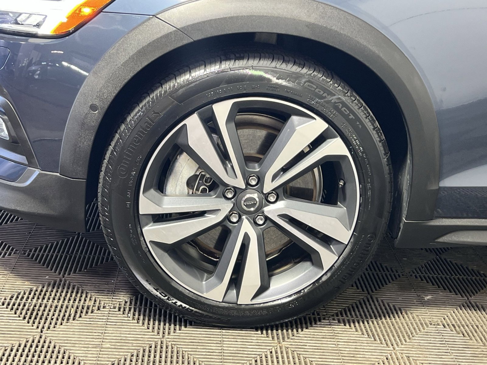 Used 2024 Volvo V60 B5 Cross Country Plus w/ Protection Package Premier image 12