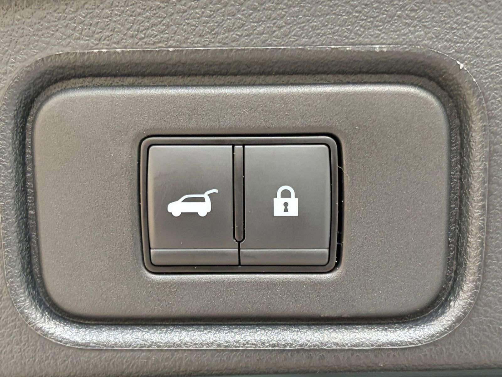 Used 2025 Nissan Pathfinder SV image 20