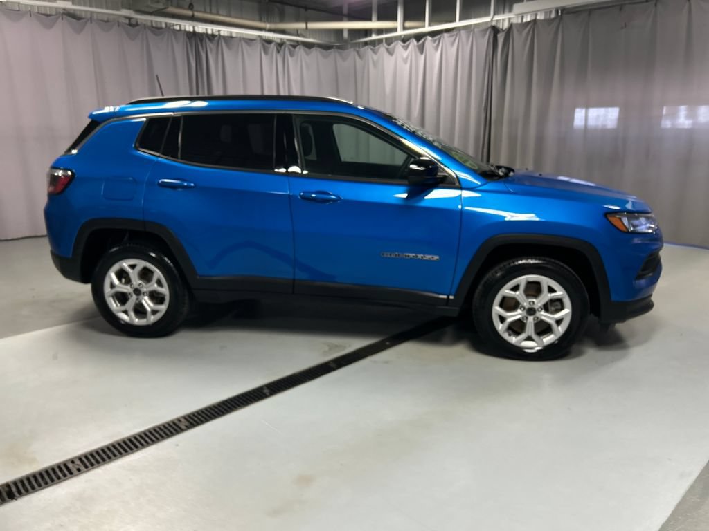 Used 2025 Jeep Compass Latitude AWD/4WD image 8