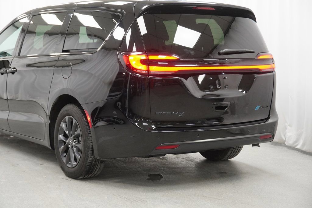 Certified 2024 Chrysler Pacifica Limited image 13