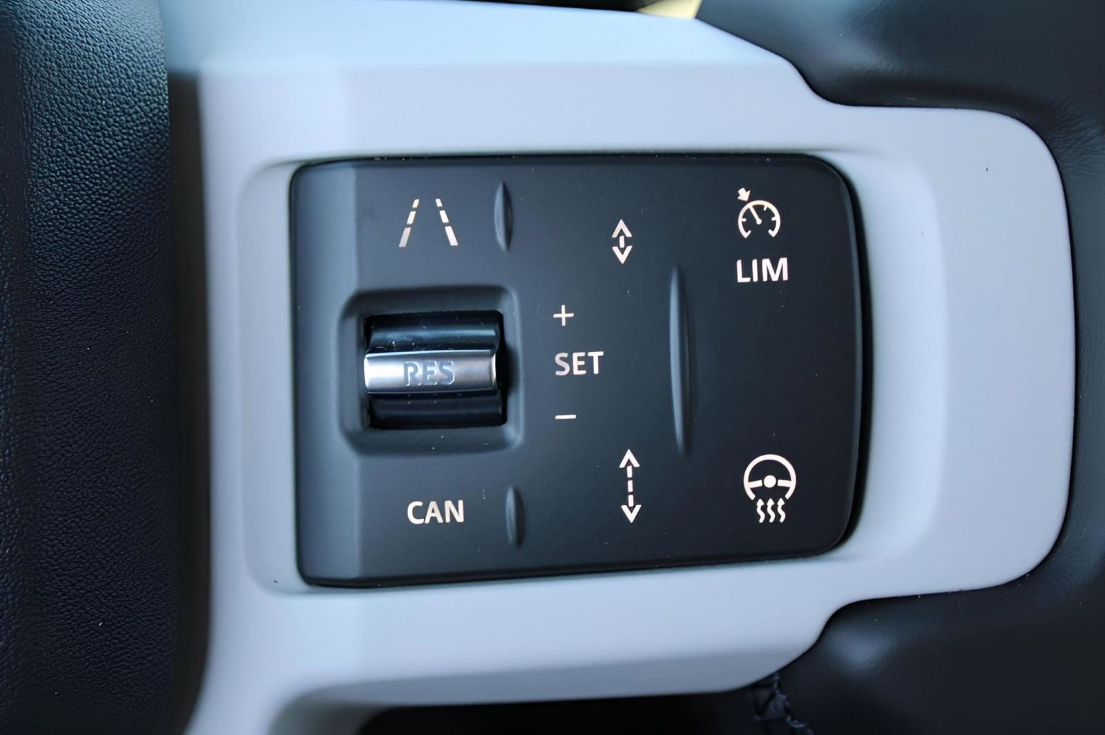 New 2025 Land Rover Defender 110 X-Dynamic SE image 17