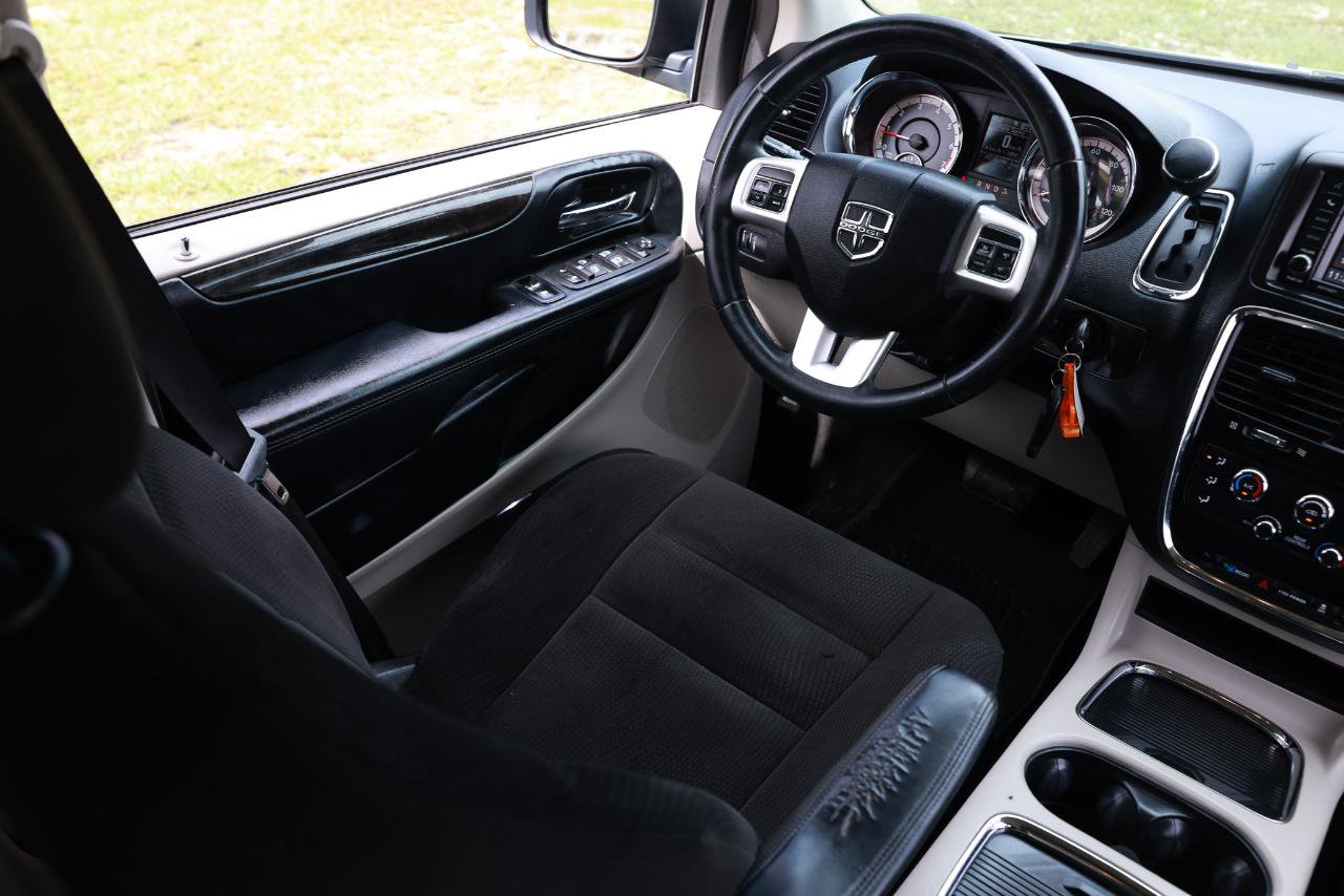 Used 2016 Dodge Grand Caravan SXT w/ Rear Park Assist Package FWD image 21