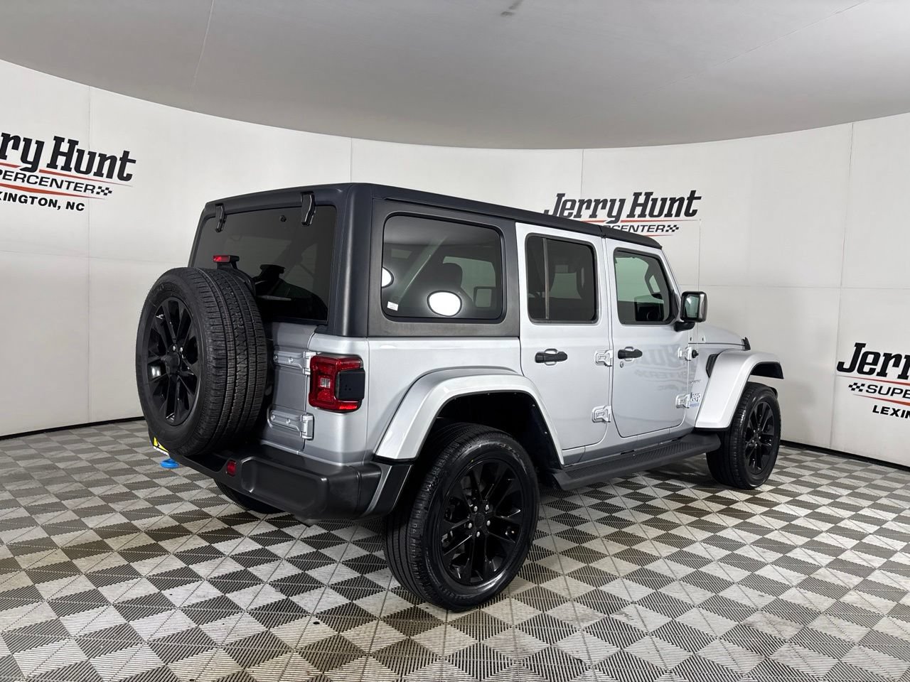 Used 2022 Jeep Wrangler Unlimited Sahara AWD/4WD image 4