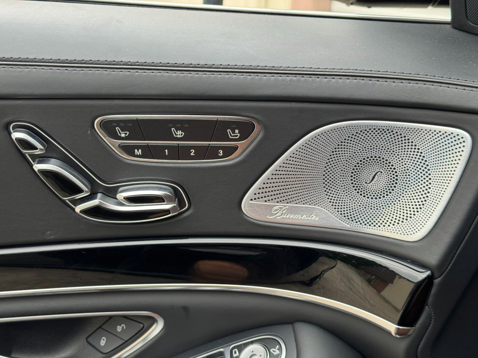 Used 2018 Mercedes-Benz S 560 Sedan w/ AMG Line Exterior image 17