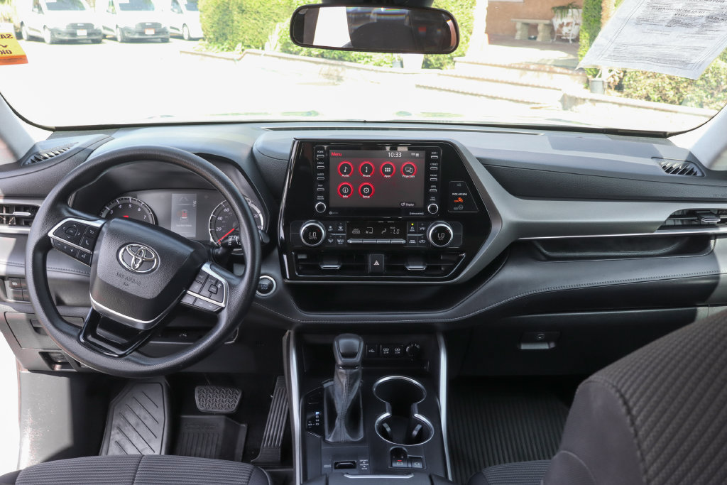 Used 2021 Toyota Highlander L FWD image 29