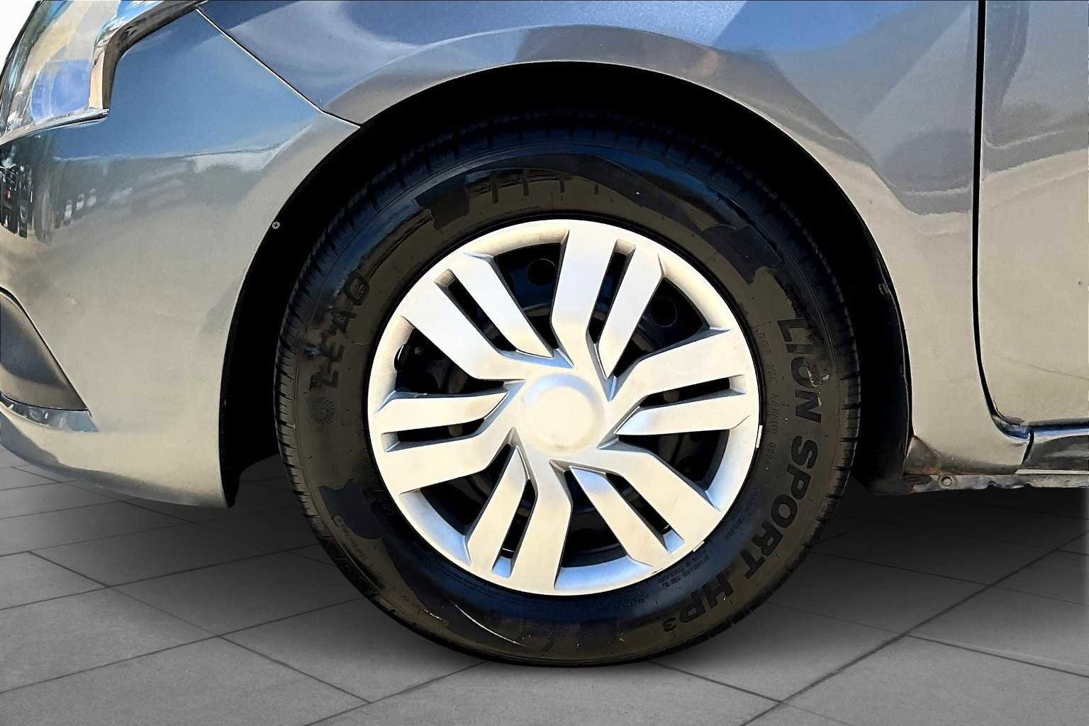 Used 2019 Nissan Versa SV image 9