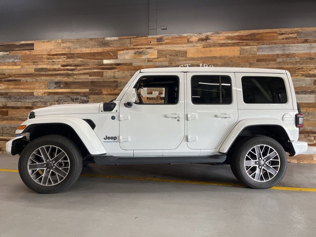 Used 2023 Jeep Wrangler Unlimited Sahara AWD/4WD image 16