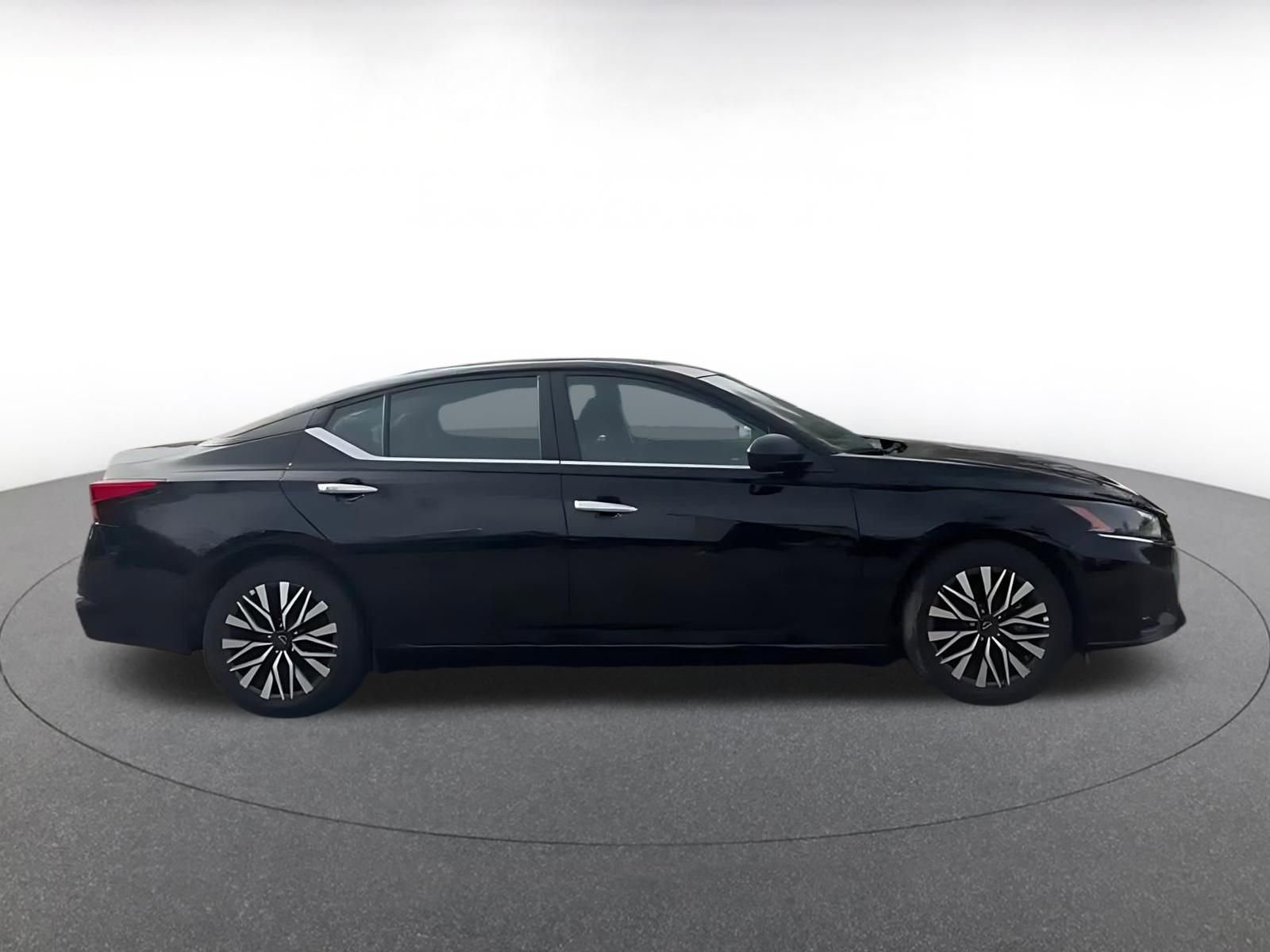 Used 2025 Nissan Altima 2.5 SV FWD image 16