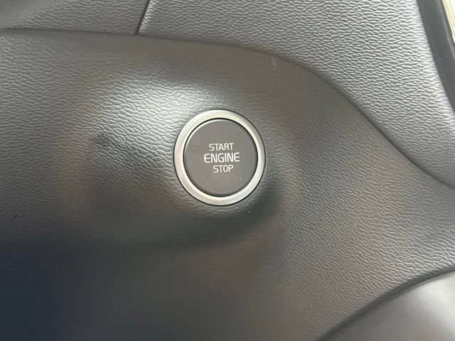 Certified 2025 Volvo XC40 B5 Plus AWD/4WD image 26