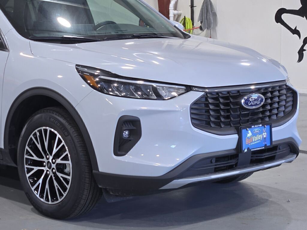 New 2025 Ford Escape SE w/ Class II Trailer Tow Package image 2