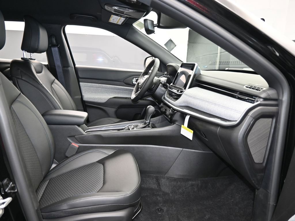 Used 2025 Jeep Compass Latitude image 37