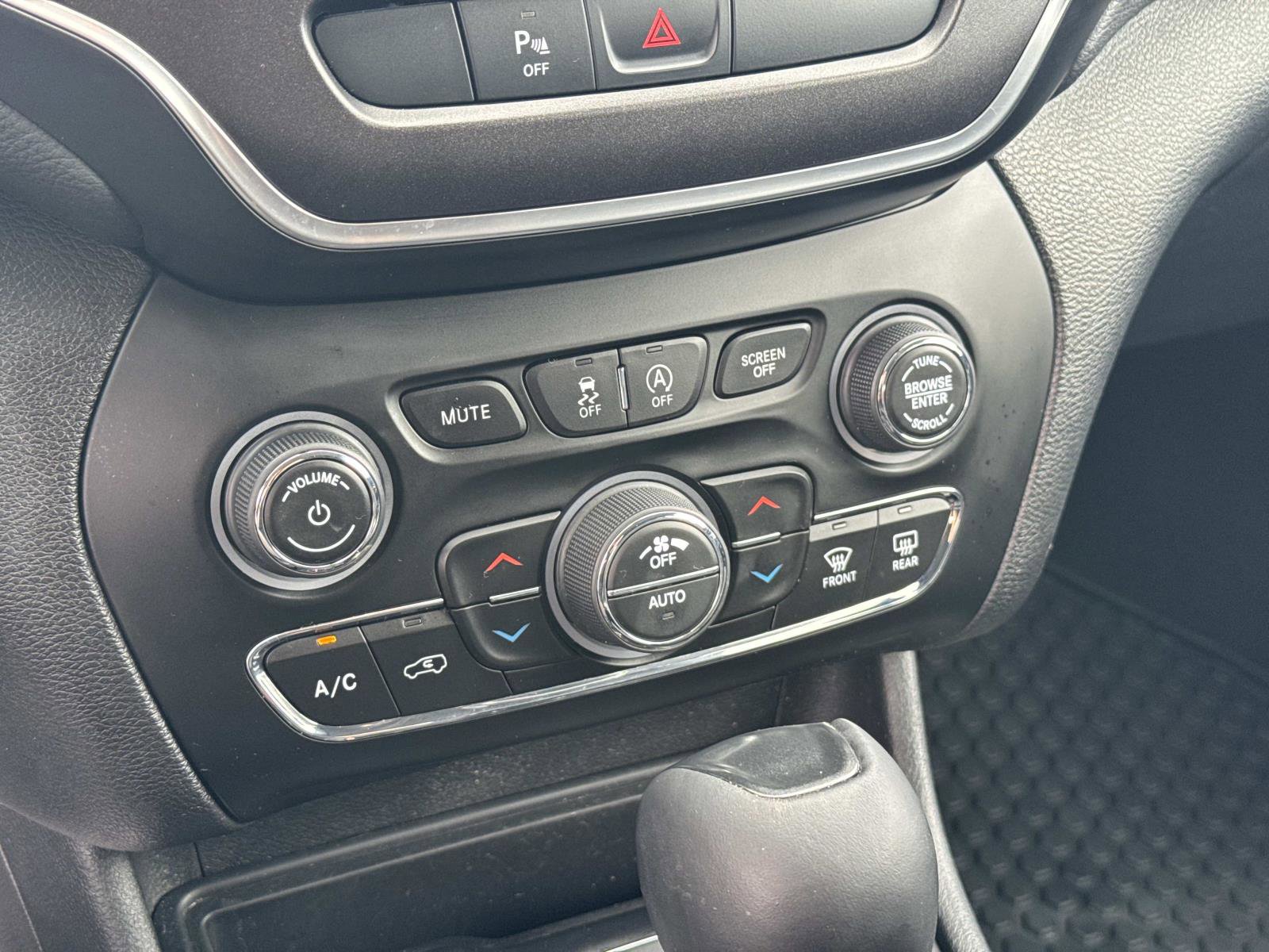 Used 2020 Jeep Cherokee Trailhawk AWD/4WD image 25